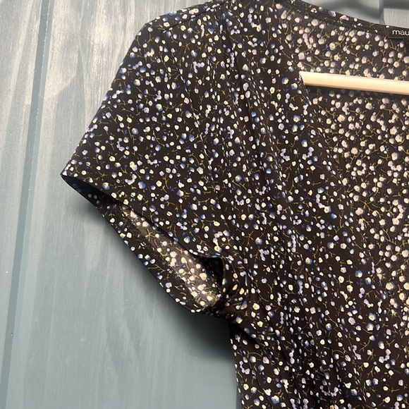 Women’s Sm wrap style top. V-neck. Short sleeve blouse. Floral - Picture 4 of 9